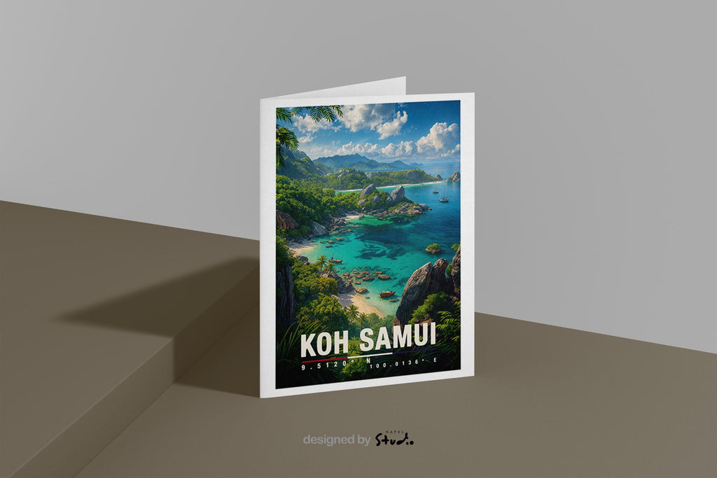 A6-Grußkarte mit Koh-Samui-Illustration: Blick auf eine tropische Inselküste mit türkisblauem Meer, felsigen Buchten und kleinen Booten. Dichte grüne Vegetation und Palmen rahmen die Szene ein, im Hintergrund liegen weitere Inseln unter blauem Himmel mit Wolken. Leuchtende Farben im modernen Travel-Poster-Stil, ideal als Reise- oder Souvenirkarte für Thailand- und Insel-Liebhaber.