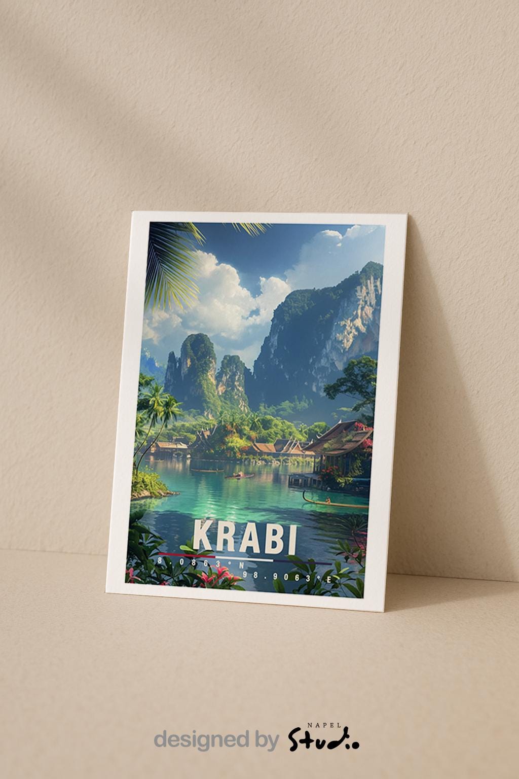 A6-Grußkarte mit Krabi-Illustration: Ruhige Lagune mit türkisgrünem Wasser, traditionellen Booten und Holzbungalows am Ufer. Umgeben von dichter tropischer Vegetation und hohen Kalksteinfelsen unter blauem Himmel mit Wolken. Leuchtende Farben und moderner Travel-Poster-Stil, ideal als Reise- oder Souvenirkarte für Thailand- und Natur-Liebhaber.