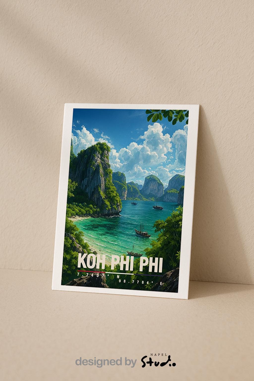 A6-Grußkarte mit Koh-Phi-Phi-Illustration: Tropische Inselbucht mit türkisfarbenem Meer, traditionellen Booten und hohen Kalksteinfelsen. Dichte grüne Vegetation umrahmt die Szene, im Hintergrund liegen weitere Inseln unter blauem Himmel mit Wolken. Leuchtende Farben und moderner Travel-Poster-Stil, ideal als Reise- oder Souvenirkarte für Thailand- und Insel-Liebhaber.