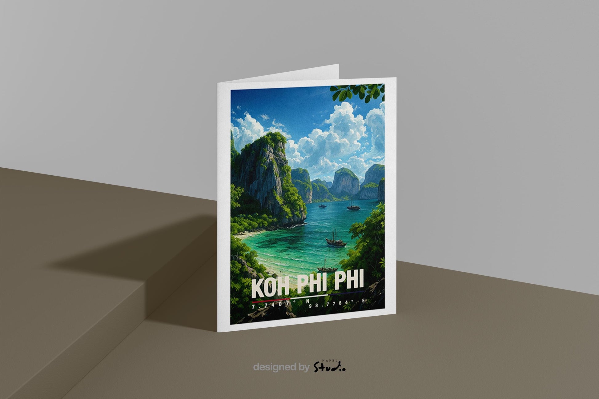 A6-Grußkarte mit Koh-Phi-Phi-Illustration: Tropische Inselbucht mit türkisfarbenem Meer, traditionellen Booten und hohen Kalksteinfelsen. Dichte grüne Vegetation umrahmt die Szene, im Hintergrund liegen weitere Inseln unter blauem Himmel mit Wolken. Leuchtende Farben und moderner Travel-Poster-Stil, ideal als Reise- oder Souvenirkarte für Thailand- und Insel-Liebhaber.