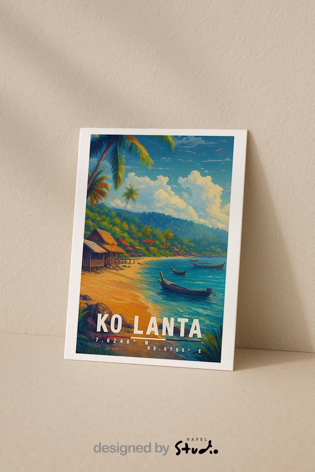 A6-Grußkarte mit Koh-Lanta-Illustration: Tropischer Sandstrand mit türkisblauem Meer, traditionellen Holzhütten und kleinen Booten im Wasser. Palmen und üppige Vegetation umrahmen die Szene, im Hintergrund Hügel unter blauem Himmel mit Wolken. Warme Farben und moderner Travel-Poster-Stil, ideal als Reise- oder Souvenirkarte für Thailand- und Insel-Liebhaber.
