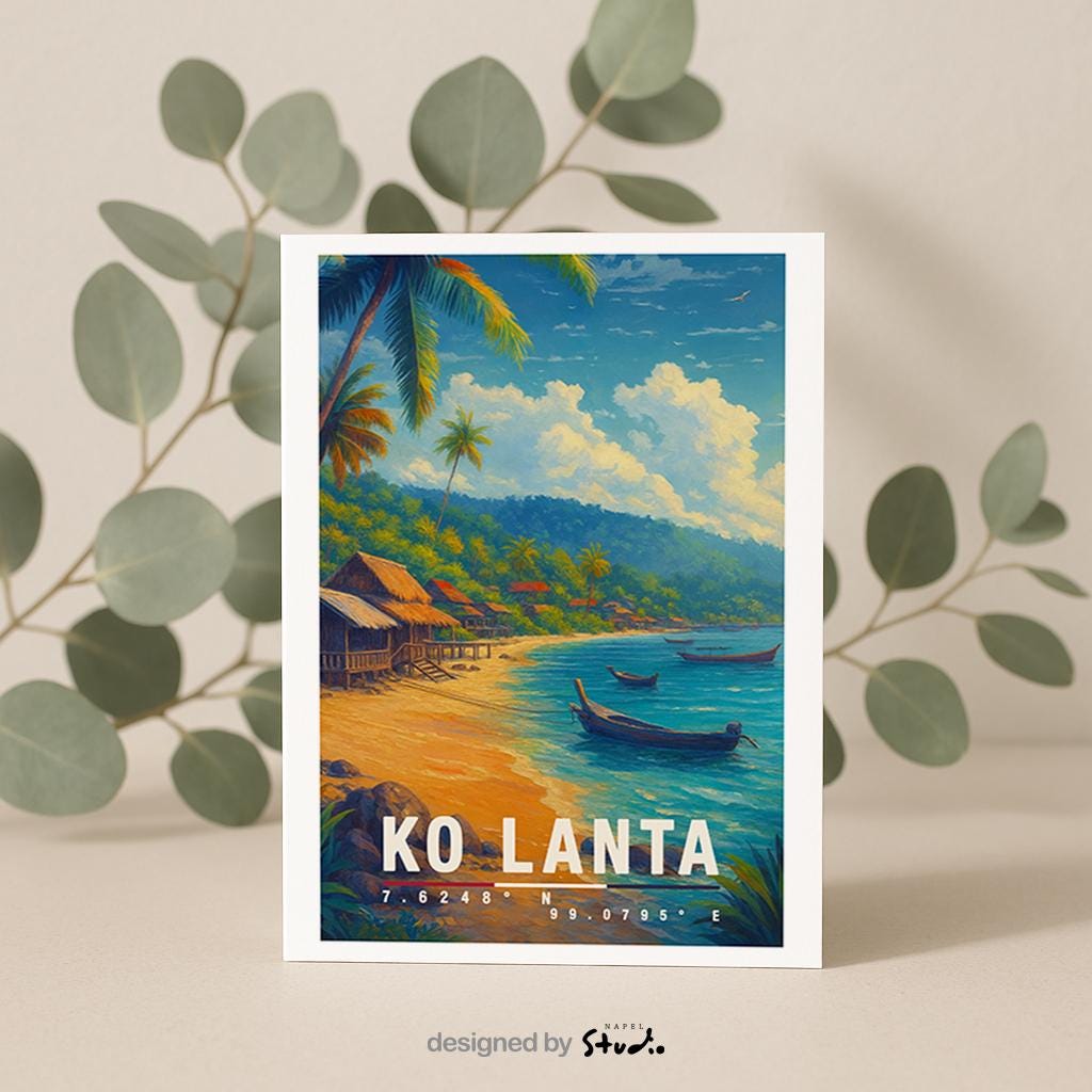 A6-Grußkarte mit Koh-Lanta-Illustration: Tropischer Sandstrand mit türkisblauem Meer, traditionellen Holzhütten und kleinen Booten im Wasser. Palmen und üppige Vegetation umrahmen die Szene, im Hintergrund Hügel unter blauem Himmel mit Wolken. Warme Farben und moderner Travel-Poster-Stil, ideal als Reise- oder Souvenirkarte für Thailand- und Insel-Liebhaber.