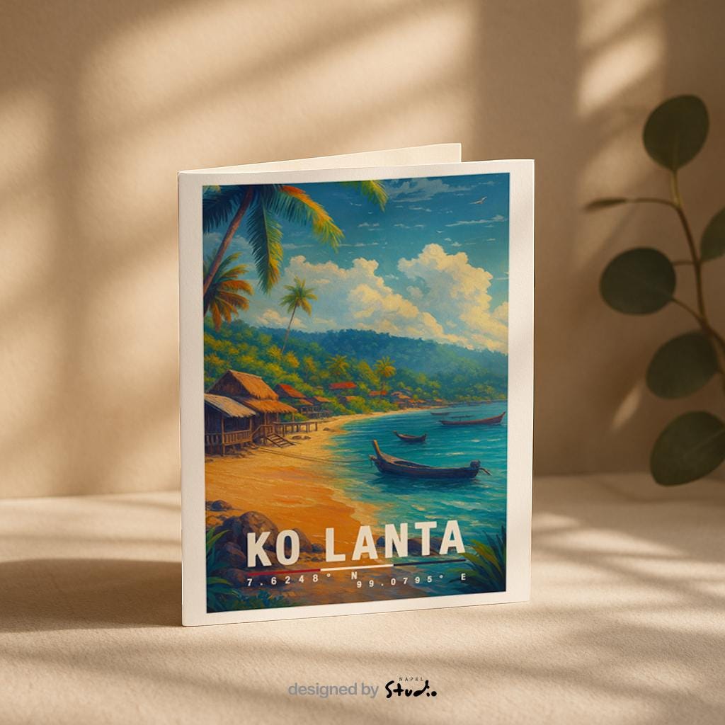 A6-Grußkarte mit Koh-Lanta-Illustration: Tropischer Sandstrand mit türkisblauem Meer, traditionellen Holzhütten und kleinen Booten im Wasser. Palmen und üppige Vegetation umrahmen die Szene, im Hintergrund Hügel unter blauem Himmel mit Wolken. Warme Farben und moderner Travel-Poster-Stil, ideal als Reise- oder Souvenirkarte für Thailand- und Insel-Liebhaber.