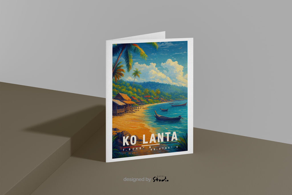 A6-Grußkarte mit Koh-Lanta-Illustration: Tropischer Sandstrand mit türkisblauem Meer, traditionellen Holzhütten und kleinen Booten im Wasser. Palmen und üppige Vegetation umrahmen die Szene, im Hintergrund Hügel unter blauem Himmel mit Wolken. Warme Farben und moderner Travel-Poster-Stil, ideal als Reise- oder Souvenirkarte für Thailand- und Insel-Liebhaber.