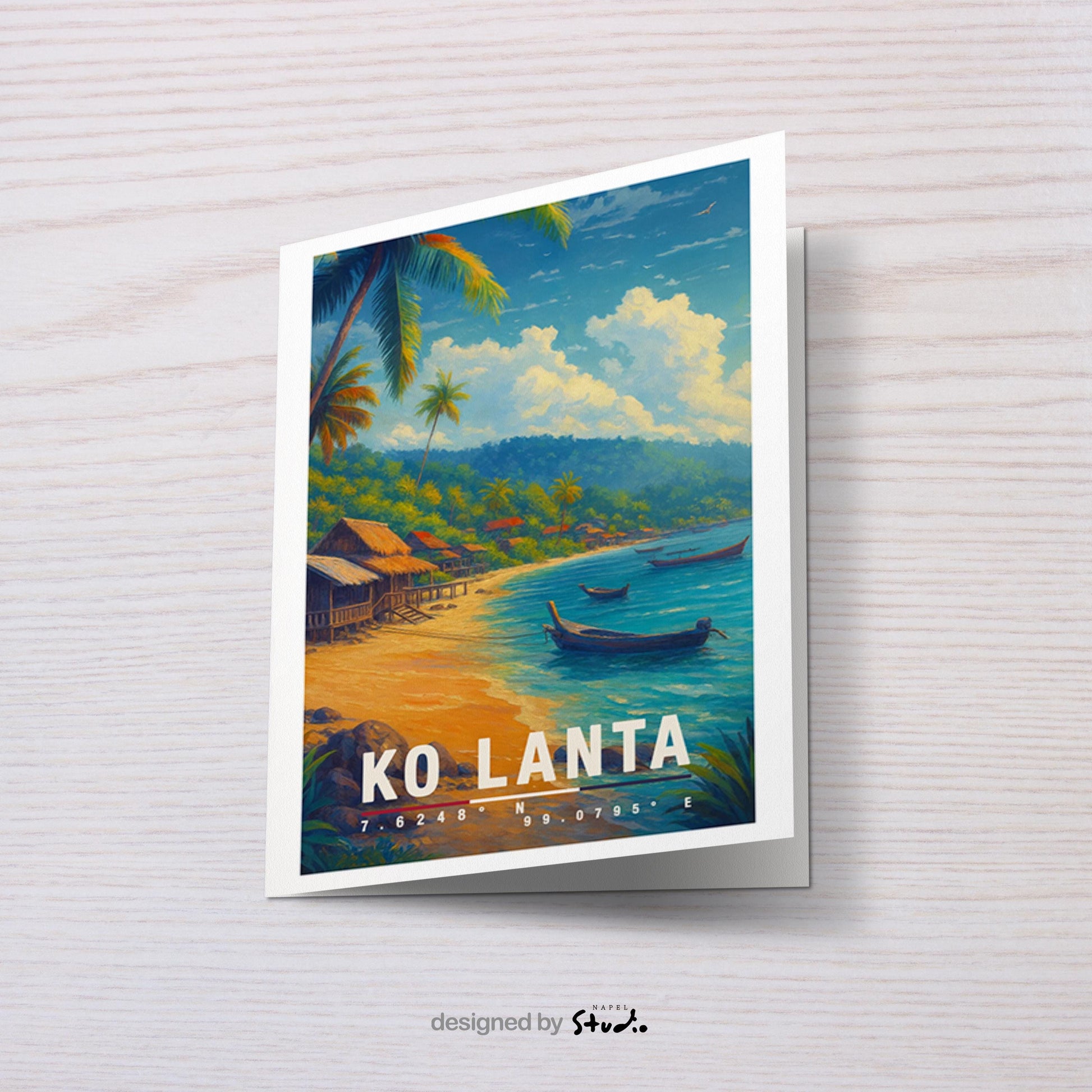 A6-Grußkarte mit Koh-Lanta-Illustration: Tropischer Sandstrand mit türkisblauem Meer, traditionellen Holzhütten und kleinen Booten im Wasser. Palmen und üppige Vegetation umrahmen die Szene, im Hintergrund Hügel unter blauem Himmel mit Wolken. Warme Farben und moderner Travel-Poster-Stil, ideal als Reise- oder Souvenirkarte für Thailand- und Insel-Liebhaber.
