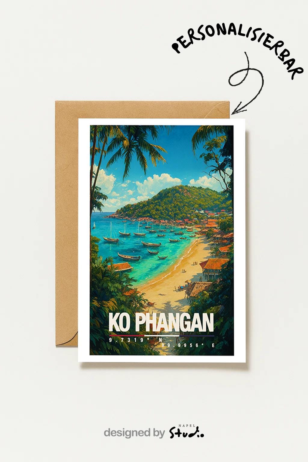 A6-Grußkarte mit Koh-Phangan-Illustration: Blick auf eine tropische Sandbucht mit türkisblauem Meer, zahlreichen Booten und Strandhäusern. Palmen und dichte Vegetation rahmen die Szene ein, im Hintergrund ein grüner Hügel unter blauem Himmel mit Wolken. Leuchtende Farben im modernen Travel-Poster-Stil, ideal als Reise- oder Souvenirkarte für Thailand- und Insel-Liebhaber.