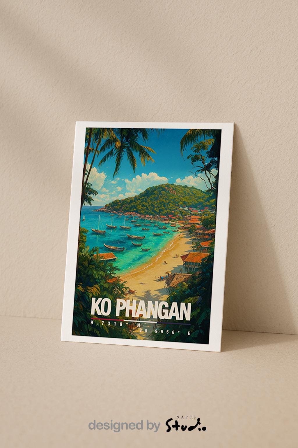 A6-Grußkarte mit Koh-Phangan-Illustration: Blick auf eine tropische Sandbucht mit türkisblauem Meer, zahlreichen Booten und Strandhäusern. Palmen und dichte Vegetation rahmen die Szene ein, im Hintergrund ein grüner Hügel unter blauem Himmel mit Wolken. Leuchtende Farben im modernen Travel-Poster-Stil, ideal als Reise- oder Souvenirkarte für Thailand- und Insel-Liebhaber.