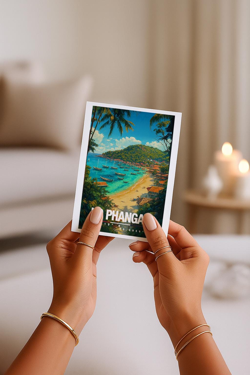 A6-Grußkarte mit Koh-Phangan-Illustration: Blick auf eine tropische Sandbucht mit türkisblauem Meer, zahlreichen Booten und Strandhäusern. Palmen und dichte Vegetation rahmen die Szene ein, im Hintergrund ein grüner Hügel unter blauem Himmel mit Wolken. Leuchtende Farben im modernen Travel-Poster-Stil, ideal als Reise- oder Souvenirkarte für Thailand- und Insel-Liebhaber.