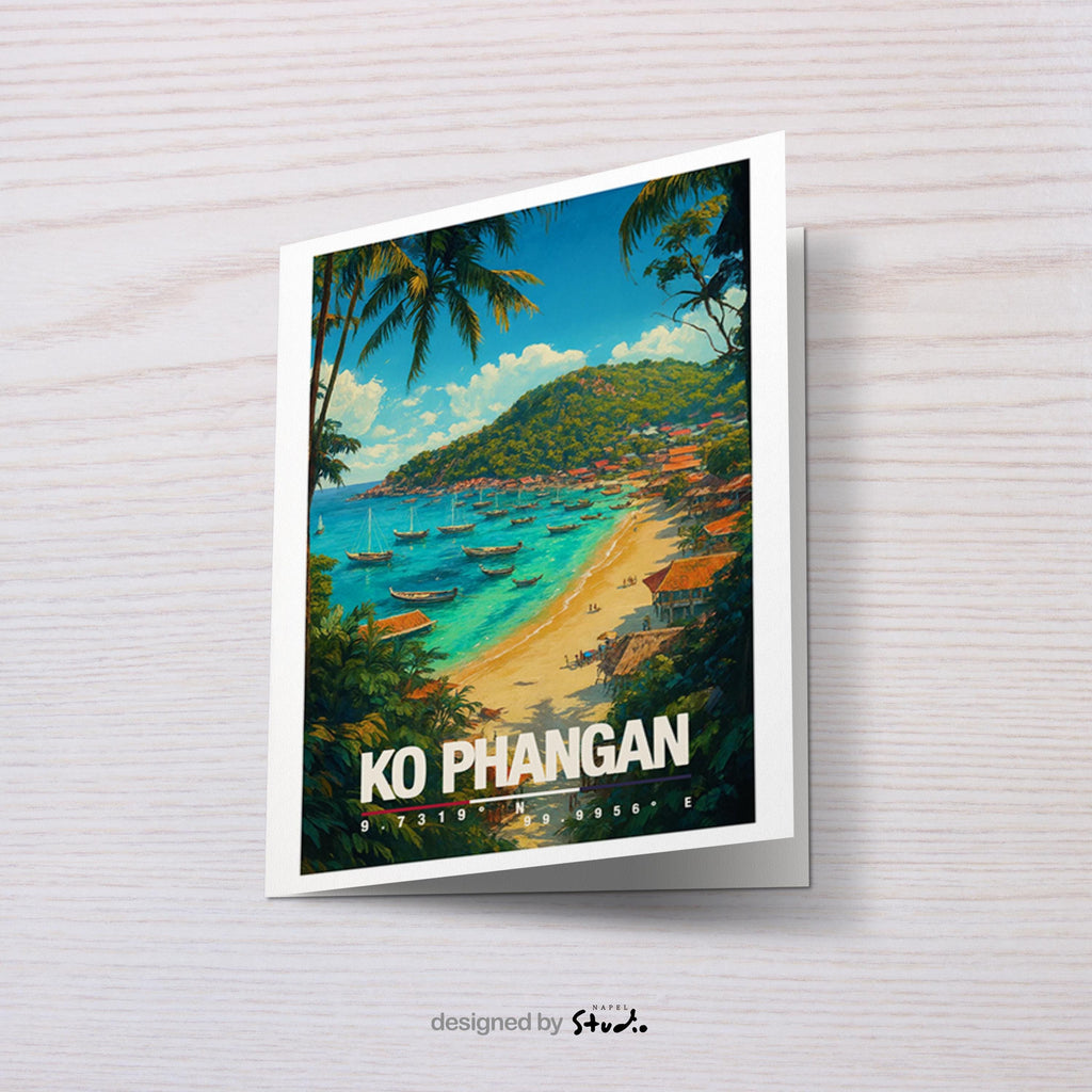 A6-Grußkarte mit Koh-Phangan-Illustration: Blick auf eine tropische Sandbucht mit türkisblauem Meer, zahlreichen Booten und Strandhäusern. Palmen und dichte Vegetation rahmen die Szene ein, im Hintergrund ein grüner Hügel unter blauem Himmel mit Wolken. Leuchtende Farben im modernen Travel-Poster-Stil, ideal als Reise- oder Souvenirkarte für Thailand- und Insel-Liebhaber.