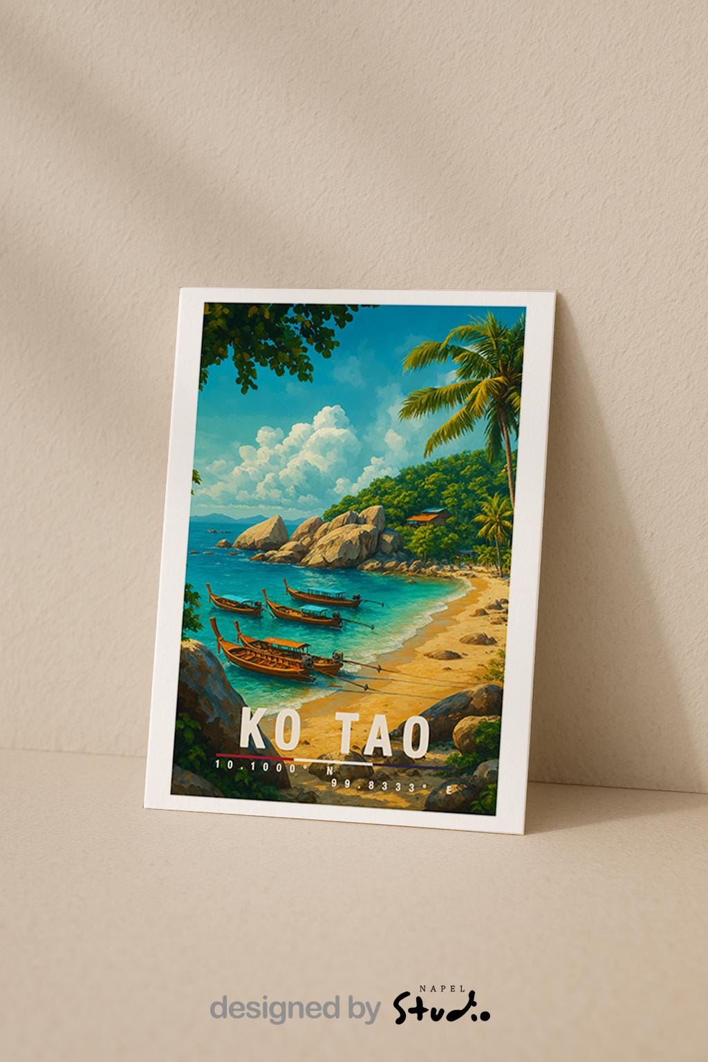 A6-Grußkarte mit Koh-Tao-Illustration: Tropischer Sandstrand mit türkisblauem Meer, mehreren traditionellen Longtail-Booten und Felsen am Ufer. Palmen und üppige Vegetation umrahmen die Szene, im Hintergrund ein grüner Hügel unter blauem Himmel mit Wolken. Leuchtende Farben im modernen Travel-Poster-Stil, ideal als Reise- oder Souvenirkarte für Thailand- und Insel-Liebhaber.