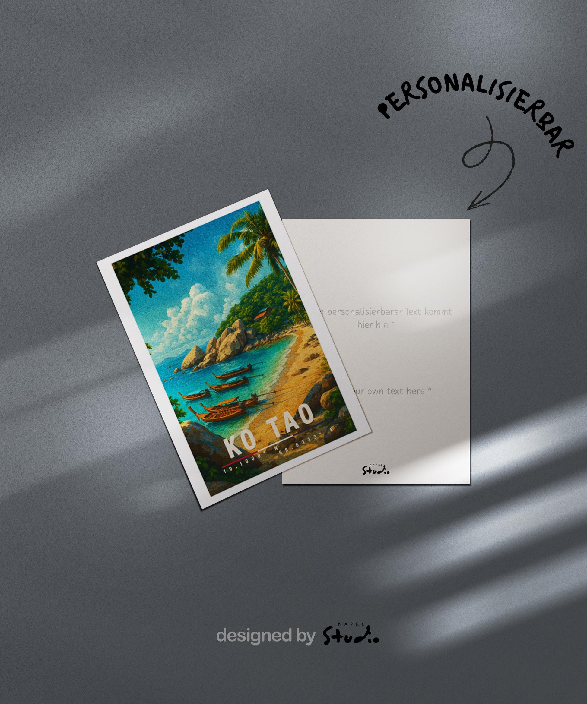 A6-Grußkarte mit Koh-Tao-Illustration: Tropischer Sandstrand mit türkisblauem Meer, mehreren traditionellen Longtail-Booten und Felsen am Ufer. Palmen und üppige Vegetation umrahmen die Szene, im Hintergrund ein grüner Hügel unter blauem Himmel mit Wolken. Leuchtende Farben im modernen Travel-Poster-Stil, ideal als Reise- oder Souvenirkarte für Thailand- und Insel-Liebhaber.