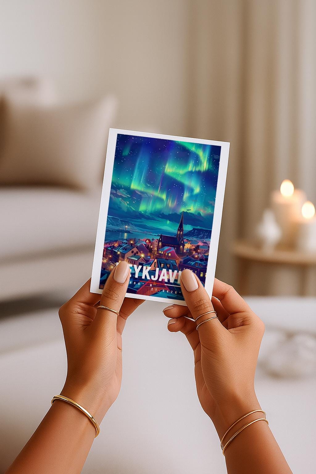 Illustration von Reykjavík bei Nacht mit leuchtenden Nordlichtern am Himmel, bunten Häusern, einer Kirche im Stadtzentrum und schneebedeckter Landschaft im Hintergrund. Die Szene wirkt ruhig, magisch und winterlich und vermittelt skandinavisches Flair, Polarlichter, Island-Reisegefühl und romantische Atmosphäre.