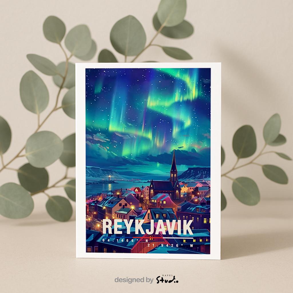 Illustration von Reykjavík bei Nacht mit leuchtenden Nordlichtern am Himmel, bunten Häusern, einer Kirche im Stadtzentrum und schneebedeckter Landschaft im Hintergrund. Die Szene wirkt ruhig, magisch und winterlich und vermittelt skandinavisches Flair, Polarlichter, Island-Reisegefühl und romantische Atmosphäre.