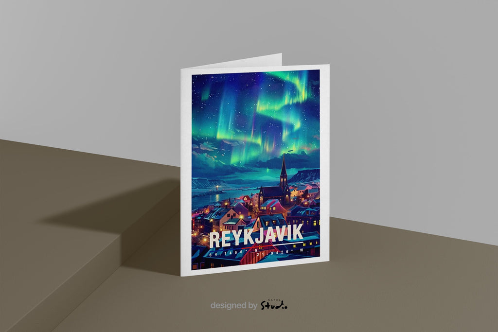 Illustration von Reykjavík bei Nacht mit leuchtenden Nordlichtern am Himmel, bunten Häusern, einer Kirche im Stadtzentrum und schneebedeckter Landschaft im Hintergrund. Die Szene wirkt ruhig, magisch und winterlich und vermittelt skandinavisches Flair, Polarlichter, Island-Reisegefühl und romantische Atmosphäre.