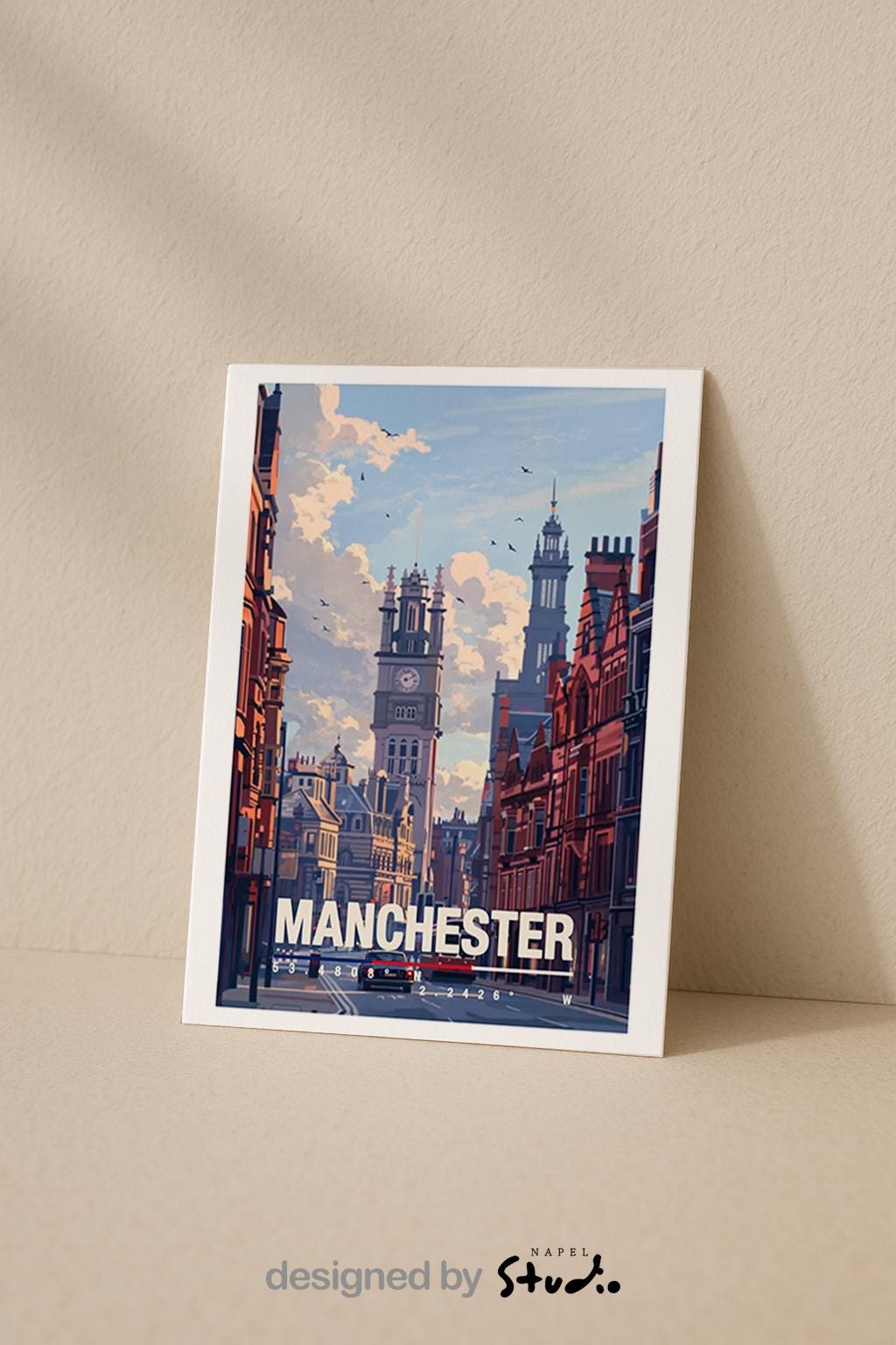 Illustration einer Straße in Manchester mit historischer Architektur, Uhrturm und Straßenbahn im Vordergrund. Die Szene zeigt typisch englische Backsteingebäude, urbanes Leben und eine ruhige Atmosphäre, ideal als Erinnerung an Großbritannien oder als Geschenk für Stadtliebhaber.