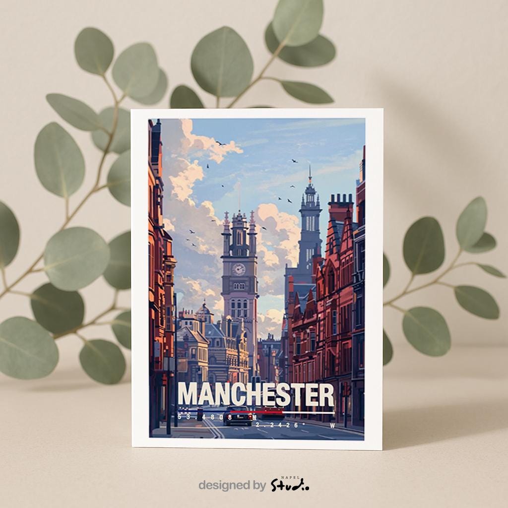 Illustration einer Straße in Manchester mit historischer Architektur, Uhrturm und Straßenbahn im Vordergrund. Die Szene zeigt typisch englische Backsteingebäude, urbanes Leben und eine ruhige Atmosphäre, ideal als Erinnerung an Großbritannien oder als Geschenk für Stadtliebhaber.