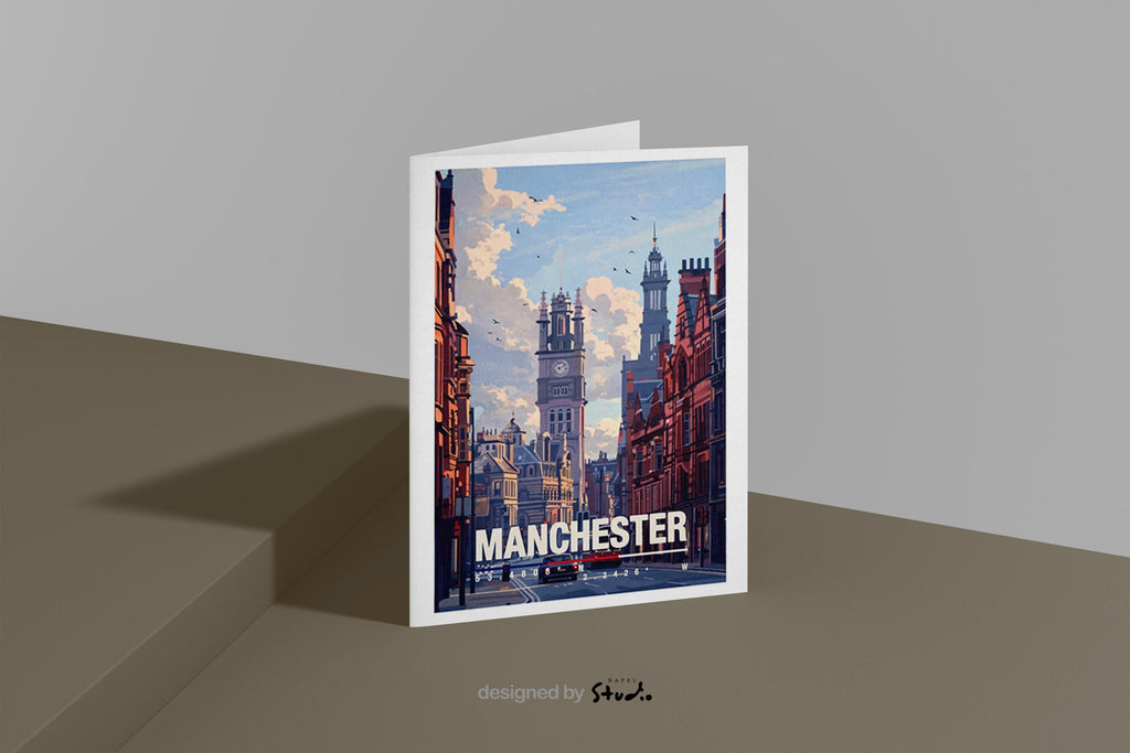 Illustration einer Straße in Manchester mit historischer Architektur, Uhrturm und Straßenbahn im Vordergrund. Die Szene zeigt typisch englische Backsteingebäude, urbanes Leben und eine ruhige Atmosphäre, ideal als Erinnerung an Großbritannien oder als Geschenk für Stadtliebhaber.