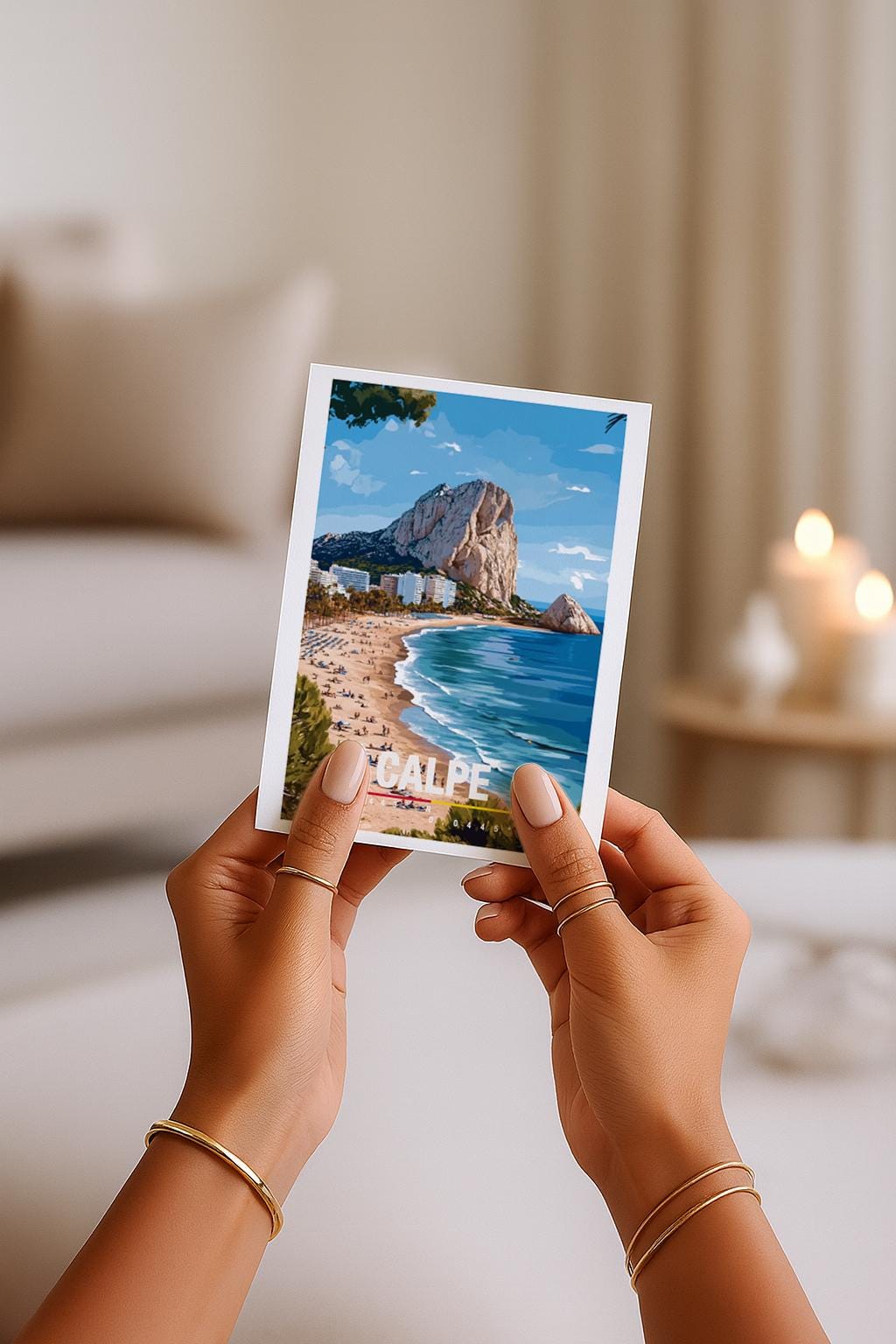 Illustration der Küste von Calpe mit goldenem Strand, türkisfarbenem Meer und dem markanten Felsen Peñón de Ifach. Die Szene wirkt sonnig, entspannt und mediterran und vermittelt Urlaubsgefühl, Sommer, Meer und spanische Küstenlandschaft.
Tags: