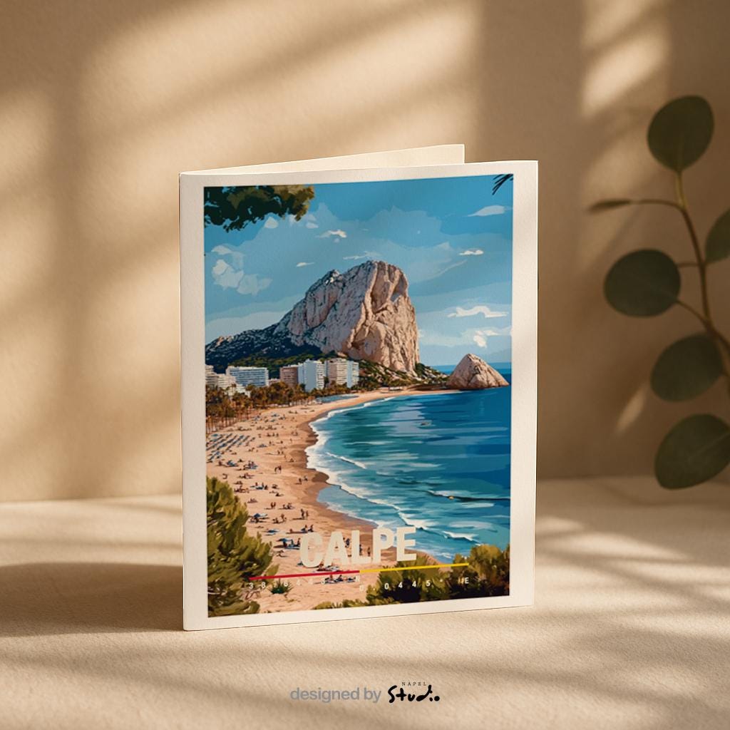 Illustration der Küste von Calpe mit goldenem Strand, türkisfarbenem Meer und dem markanten Felsen Peñón de Ifach. Die Szene wirkt sonnig, entspannt und mediterran und vermittelt Urlaubsgefühl, Sommer, Meer und spanische Küstenlandschaft.
Tags: