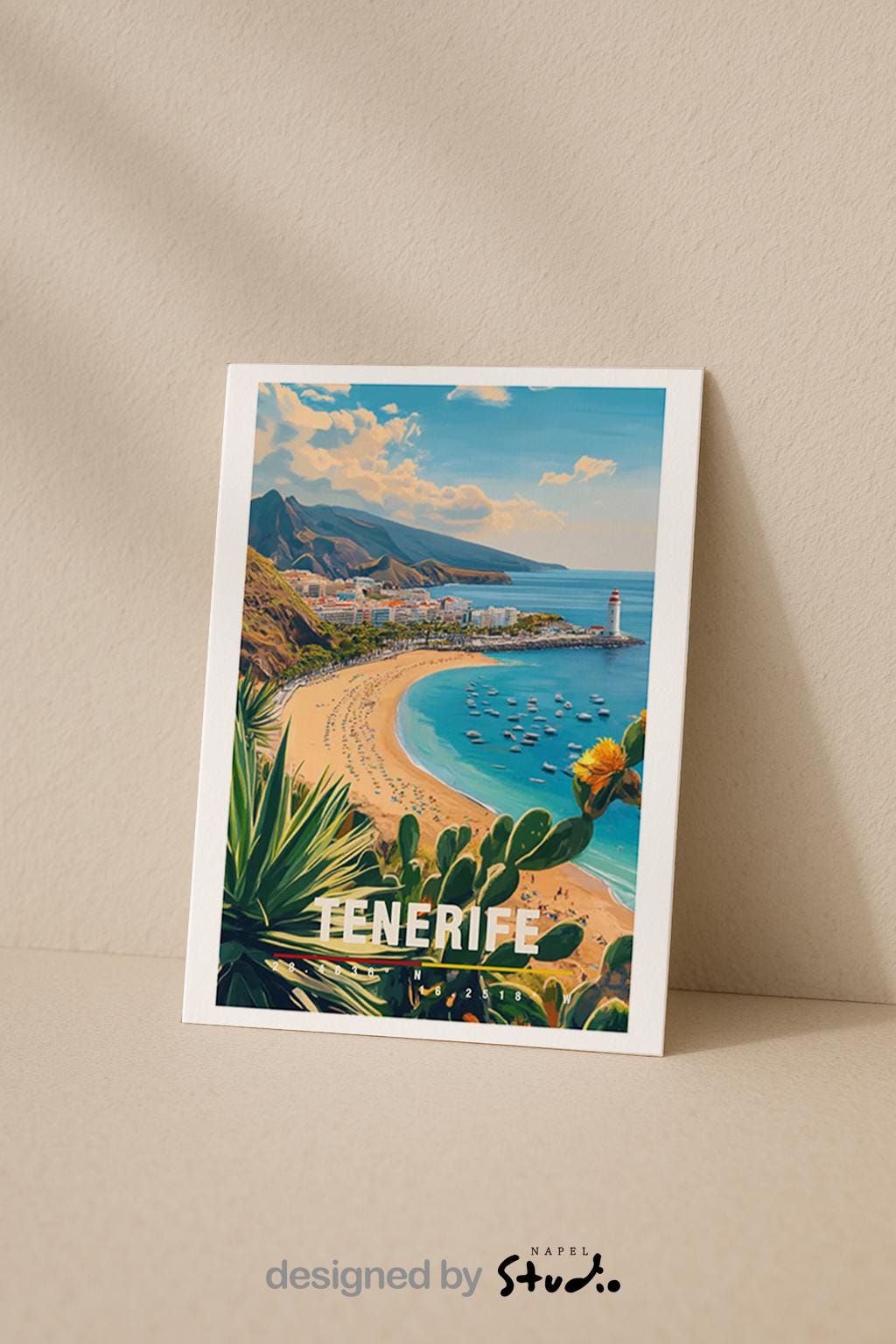 Illustration der Küste von Teneriffa mit hellem Strand, blauem Meer, Palmen und Küstenstadt. Die Szene vermittelt Sonne, Leichtigkeit und Inselurlaub und ist perfekt für Sommerfans, Spanienliebhaber oder als Erinnerung an einen entspannten Urlaub.