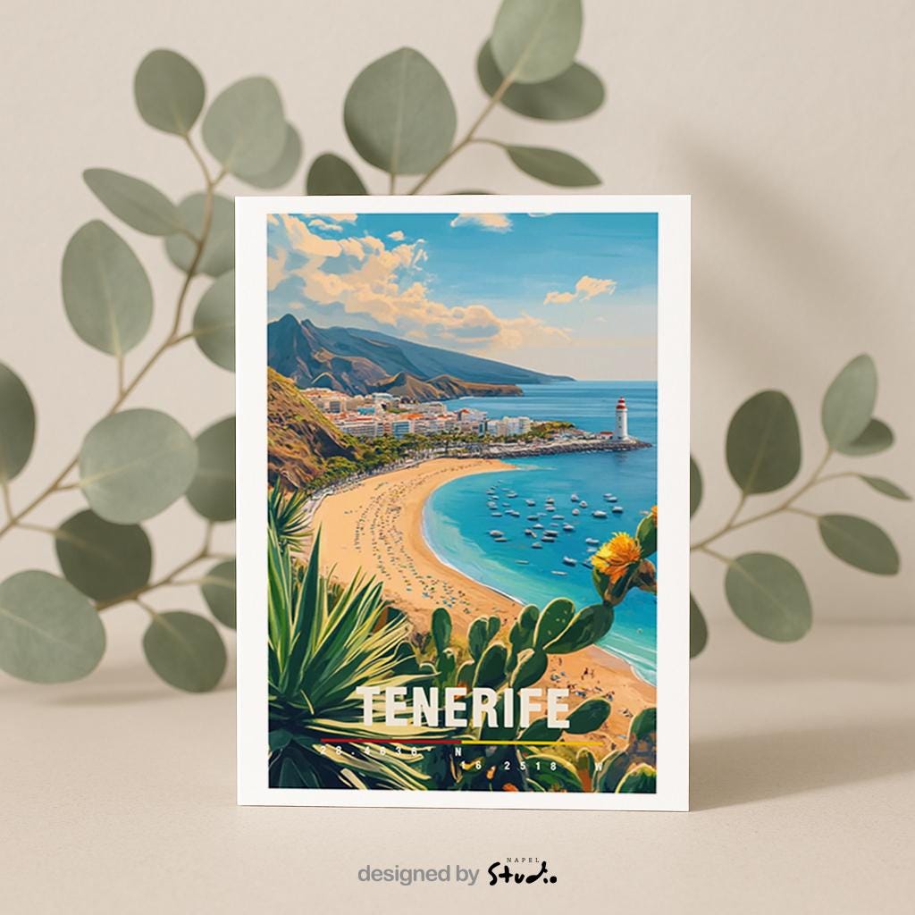 Illustration der Küste von Teneriffa mit hellem Strand, blauem Meer, Palmen und Küstenstadt. Die Szene vermittelt Sonne, Leichtigkeit und Inselurlaub und ist perfekt für Sommerfans, Spanienliebhaber oder als Erinnerung an einen entspannten Urlaub.