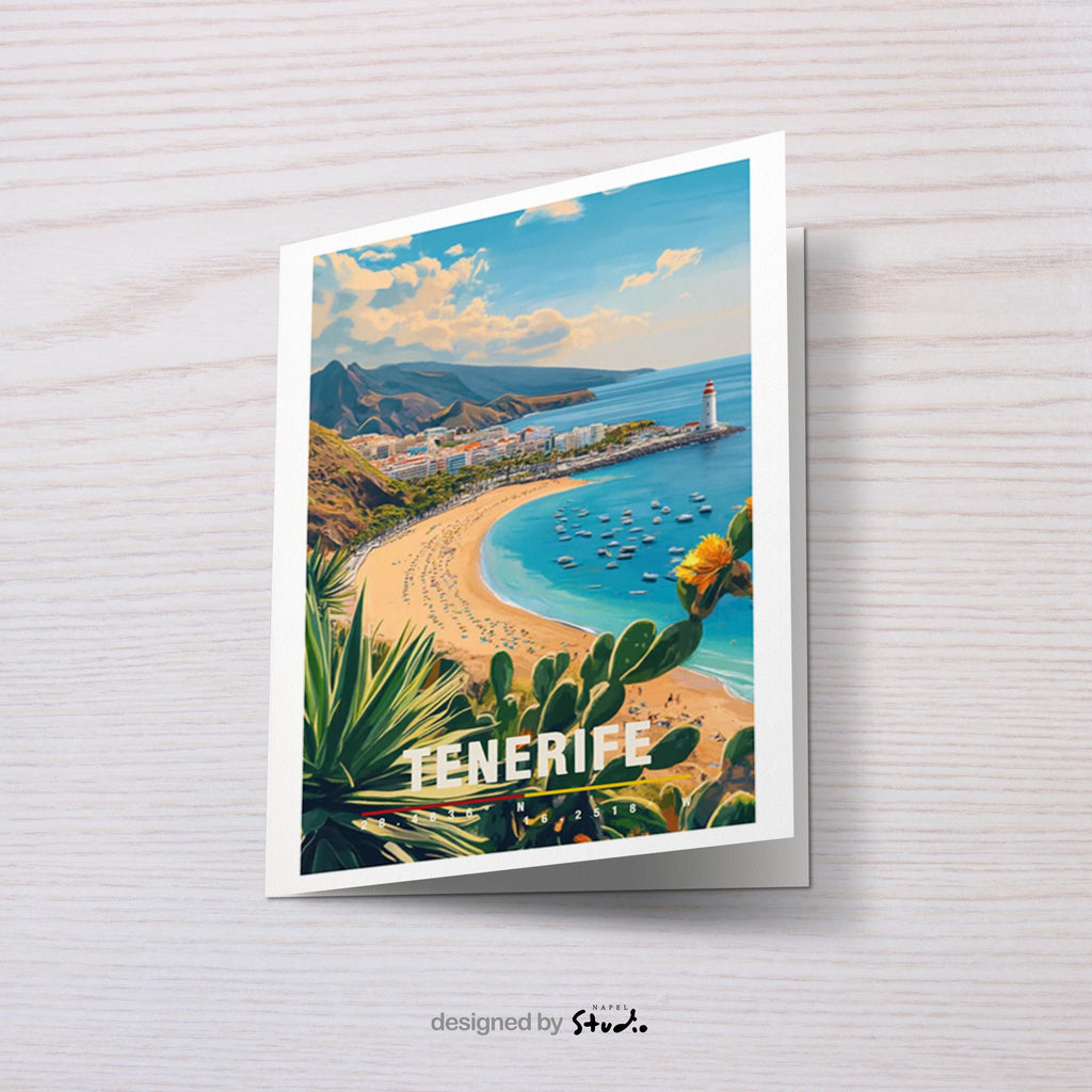Illustration der Küste von Teneriffa mit hellem Strand, blauem Meer, Palmen und Küstenstadt. Die Szene vermittelt Sonne, Leichtigkeit und Inselurlaub und ist perfekt für Sommerfans, Spanienliebhaber oder als Erinnerung an einen entspannten Urlaub.