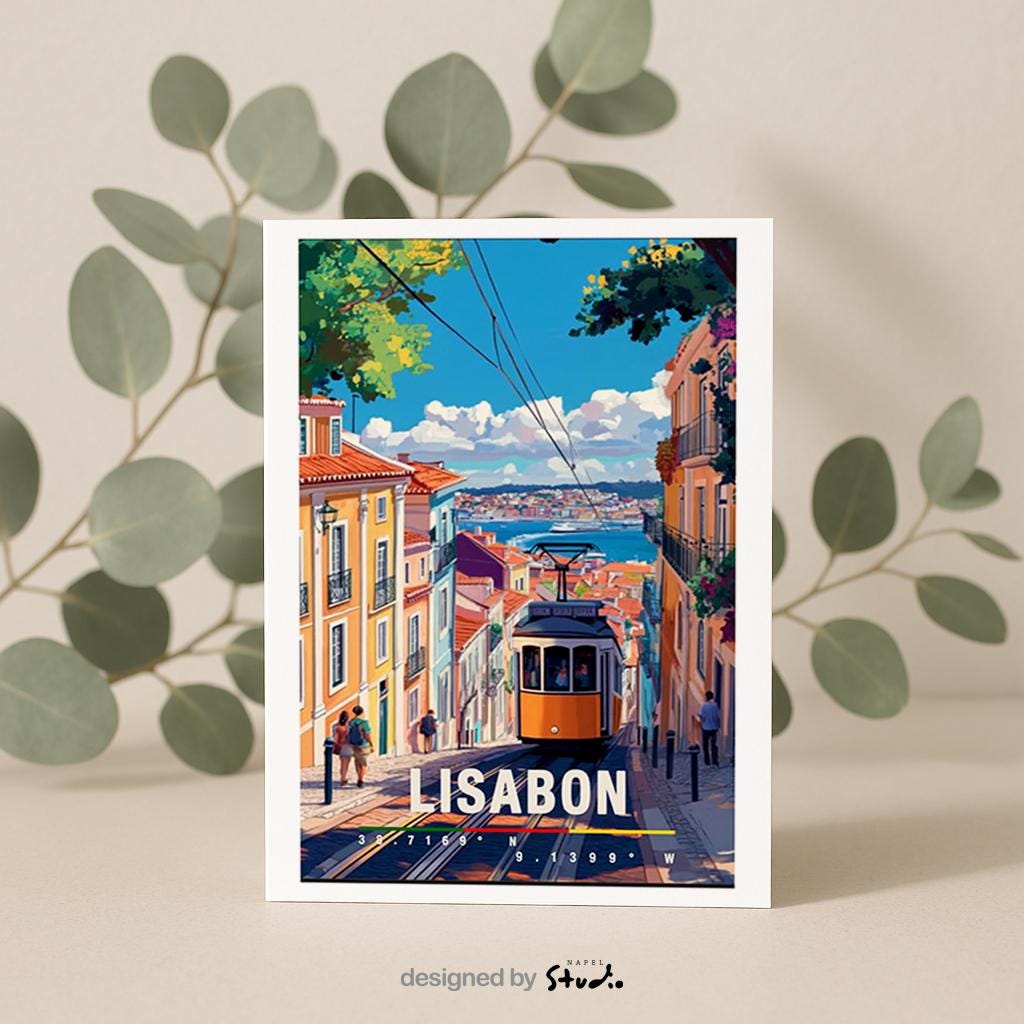 Illustration von Lissabon mit gelber Straßenbahn in einer steilen Altstadtstraße, bunten Häusern und Blick auf das Wasser. Die Szene wirkt lebendig, warm und nostalgisch und vermittelt typisches Portugal-Flair und urbanes Reisegefühl.