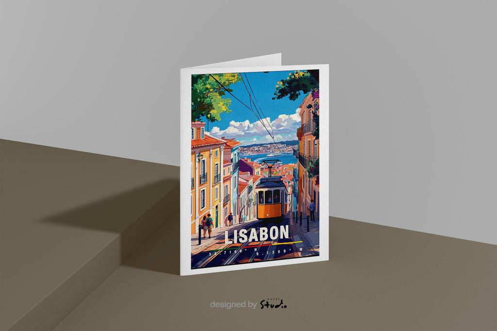 Illustration von Lissabon mit gelber Straßenbahn in einer steilen Altstadtstraße, bunten Häusern und Blick auf das Wasser. Die Szene wirkt lebendig, warm und nostalgisch und vermittelt typisches Portugal-Flair und urbanes Reisegefühl.