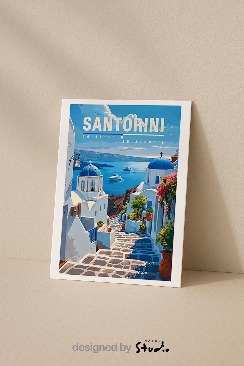 Illustration von Santorini mit weißen Häusern, blauen Kuppeln, Blumen und Blick auf das tiefblaue Meer. Die Szene wirkt ruhig, sonnig und mediterran und vermittelt typisches Griechenland-Flair und romantisches Reisegefühl.