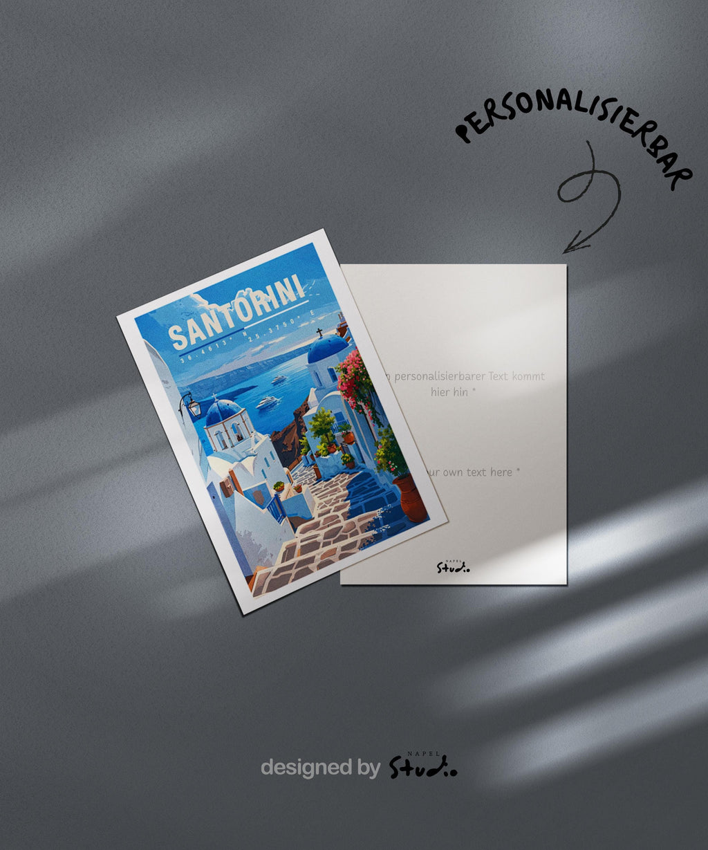 Illustration von Santorini mit weißen Häusern, blauen Kuppeln, Blumen und Blick auf das tiefblaue Meer. Die Szene wirkt ruhig, sonnig und mediterran und vermittelt typisches Griechenland-Flair und romantisches Reisegefühl.