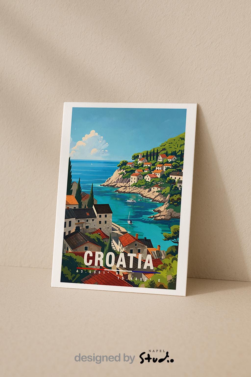 Illustration einer kroatischen Küstenstadt mit roten Dächern, türkisblauem Meer und Booten entlang der Adria. Die Szene wirkt sonnig, entspannt und vermittelt mediterranes Urlaubsgefühl.