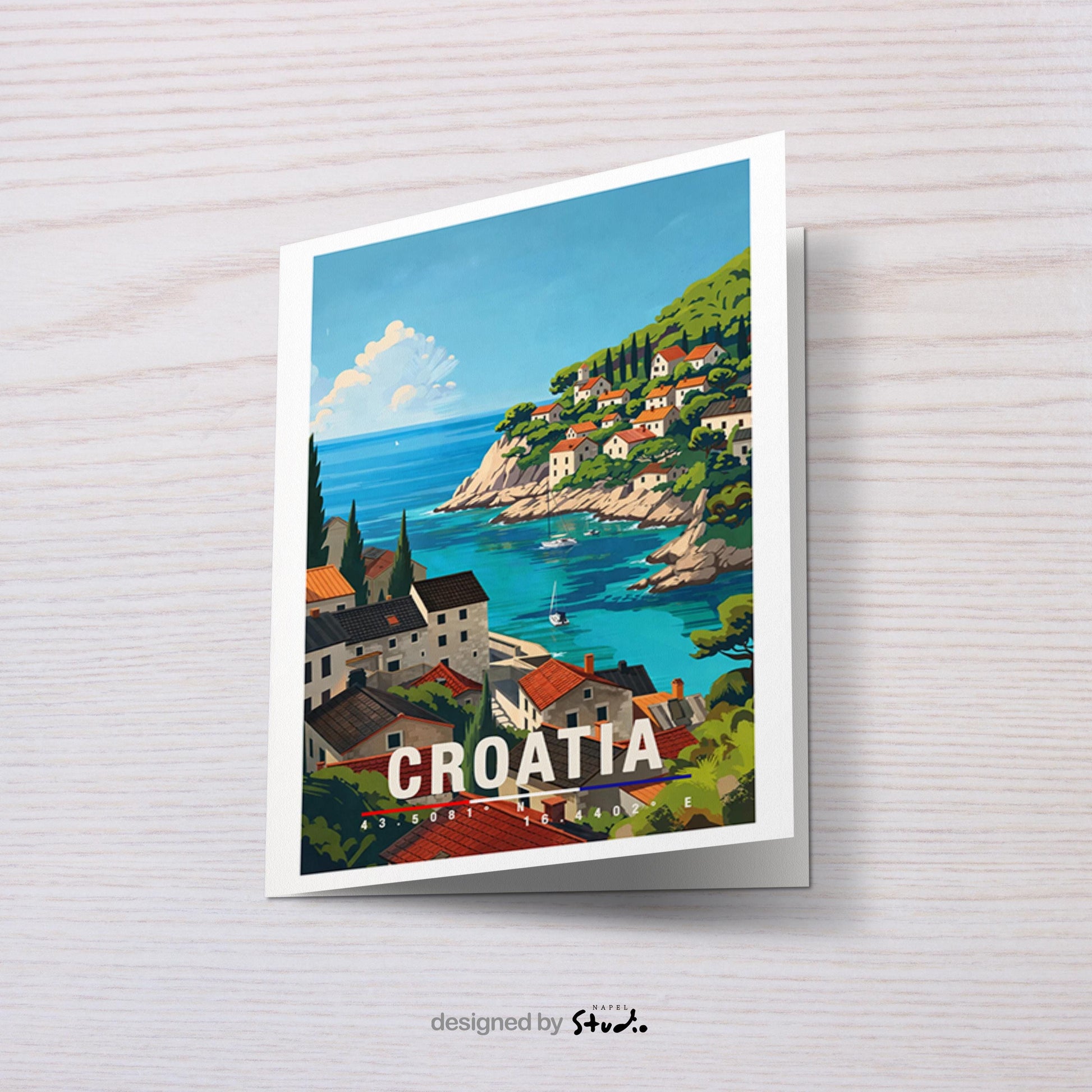 Illustration einer kroatischen Küstenstadt mit roten Dächern, türkisblauem Meer und Booten entlang der Adria. Die Szene wirkt sonnig, entspannt und vermittelt mediterranes Urlaubsgefühl.