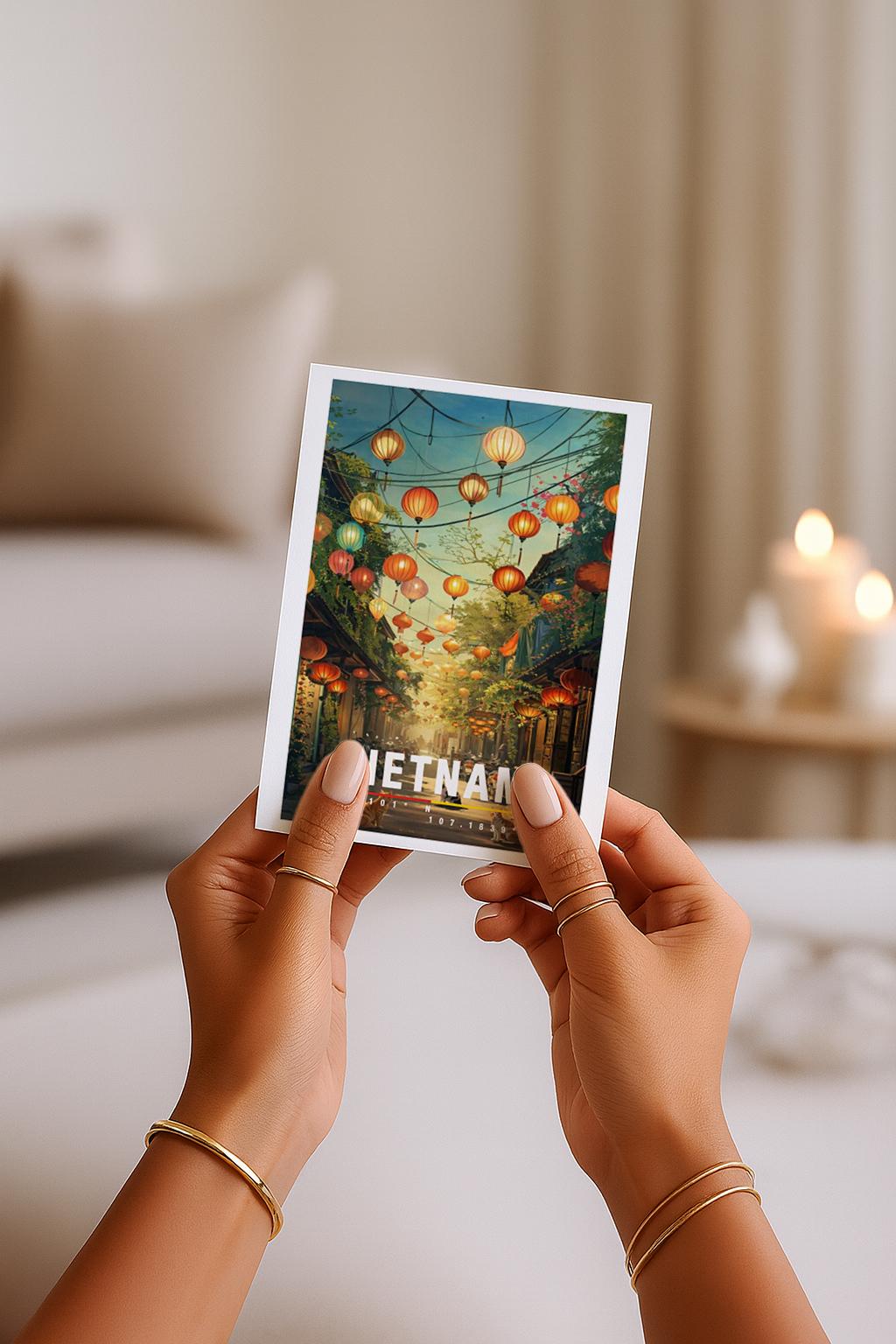 Illustration einer vietnamesischen Altstadtstraße mit vielen bunten Laternen, warmem Licht und ruhiger Abendstimmung. Die Szene wirkt nostalgisch, lebendig und vermittelt asiatisches Reiseflair.