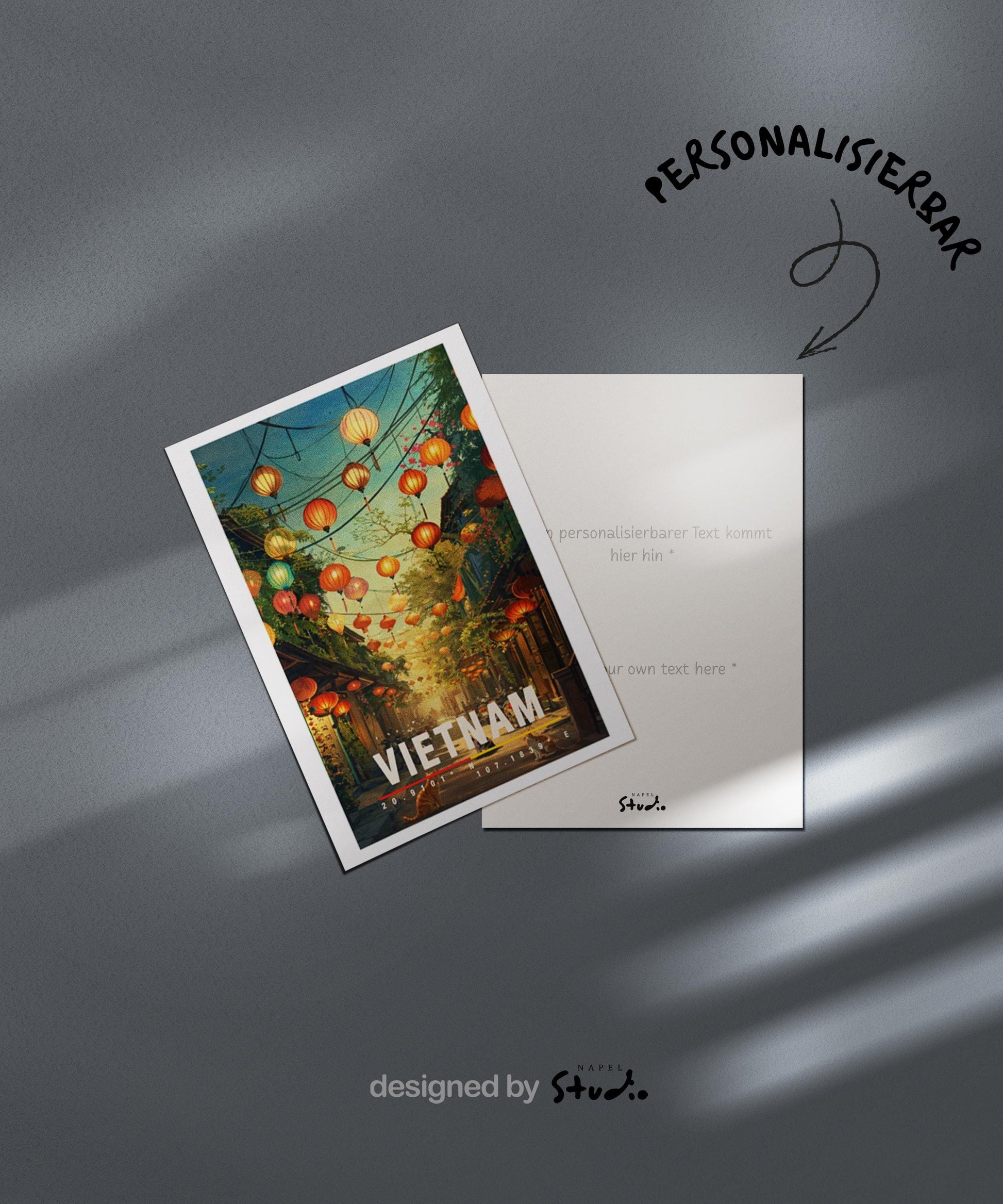 Illustration einer vietnamesischen Altstadtstraße mit vielen bunten Laternen, warmem Licht und ruhiger Abendstimmung. Die Szene wirkt nostalgisch, lebendig und vermittelt asiatisches Reiseflair.