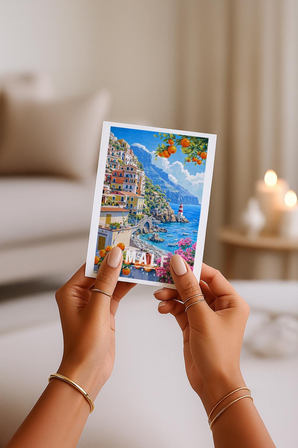 Illustration der Amalfiküste mit bunten Häusern, Zitronenbäumen, Meerblick und Leuchtturm. Die Szene wirkt lebendig, mediterran und vermittelt italienisches Dolce-Vita-Gefühl.