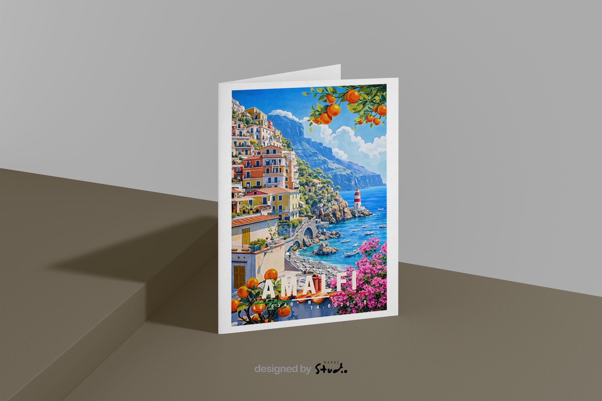 Illustration der Amalfiküste mit bunten Häusern, Zitronenbäumen, Meerblick und Leuchtturm. Die Szene wirkt lebendig, mediterran und vermittelt italienisches Dolce-Vita-Gefühl.