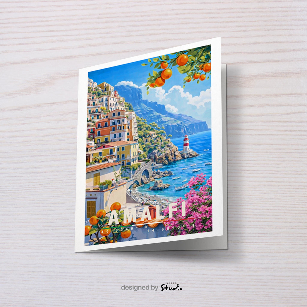 Illustration der Amalfiküste mit bunten Häusern, Zitronenbäumen, Meerblick und Leuchtturm. Die Szene wirkt lebendig, mediterran und vermittelt italienisches Dolce-Vita-Gefühl.