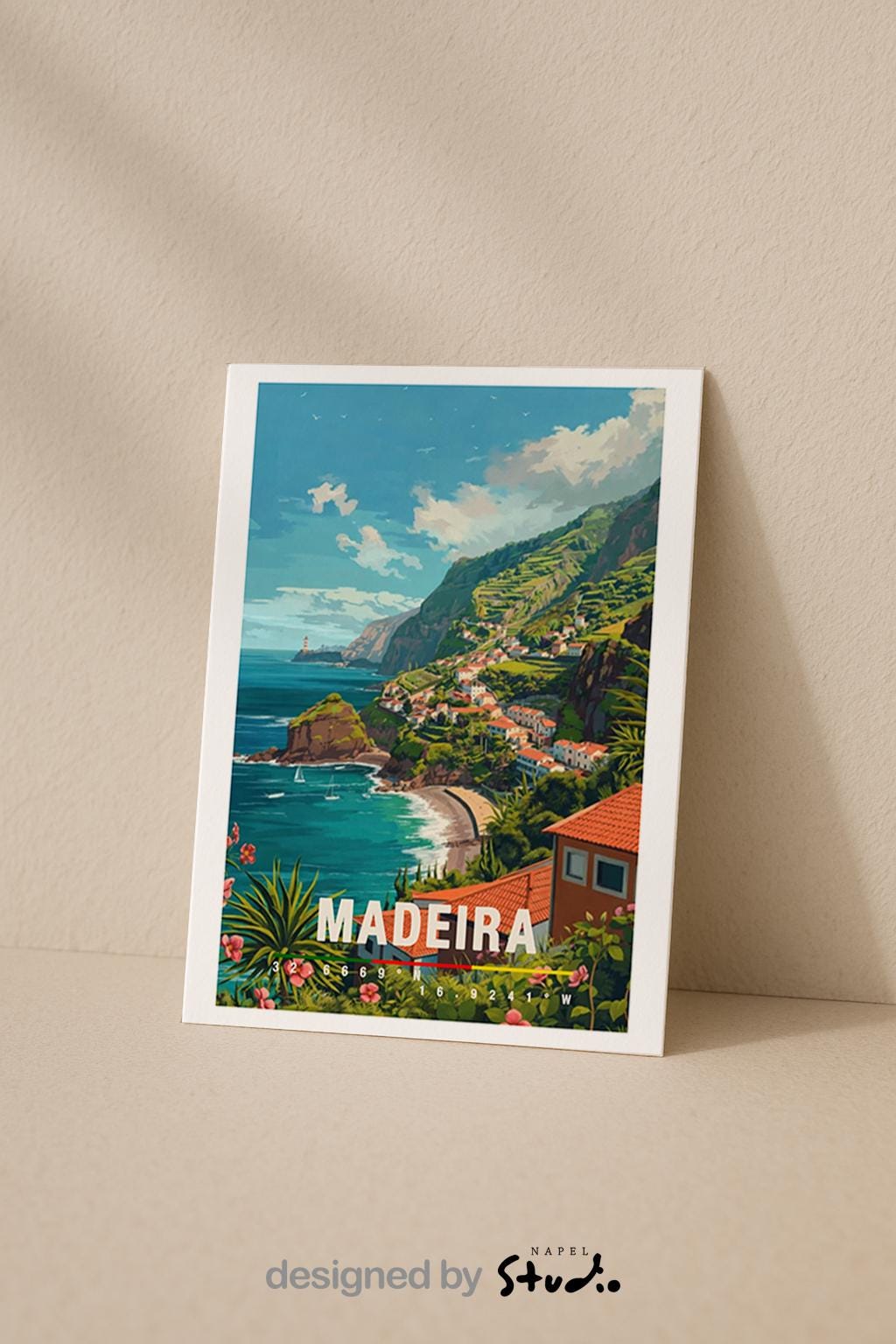 Detailreiche Illustration der Insel Madeira mit steiler grüner Küste, terrassierten Häusern und Blick auf den Atlantik. Die Farben sind lebendig und zeigen die natürliche Schönheit der portugiesischen Insel. Perfekt als Grußkarte für Naturfreunde, Reisen oder Urlaubserinnerungen.
