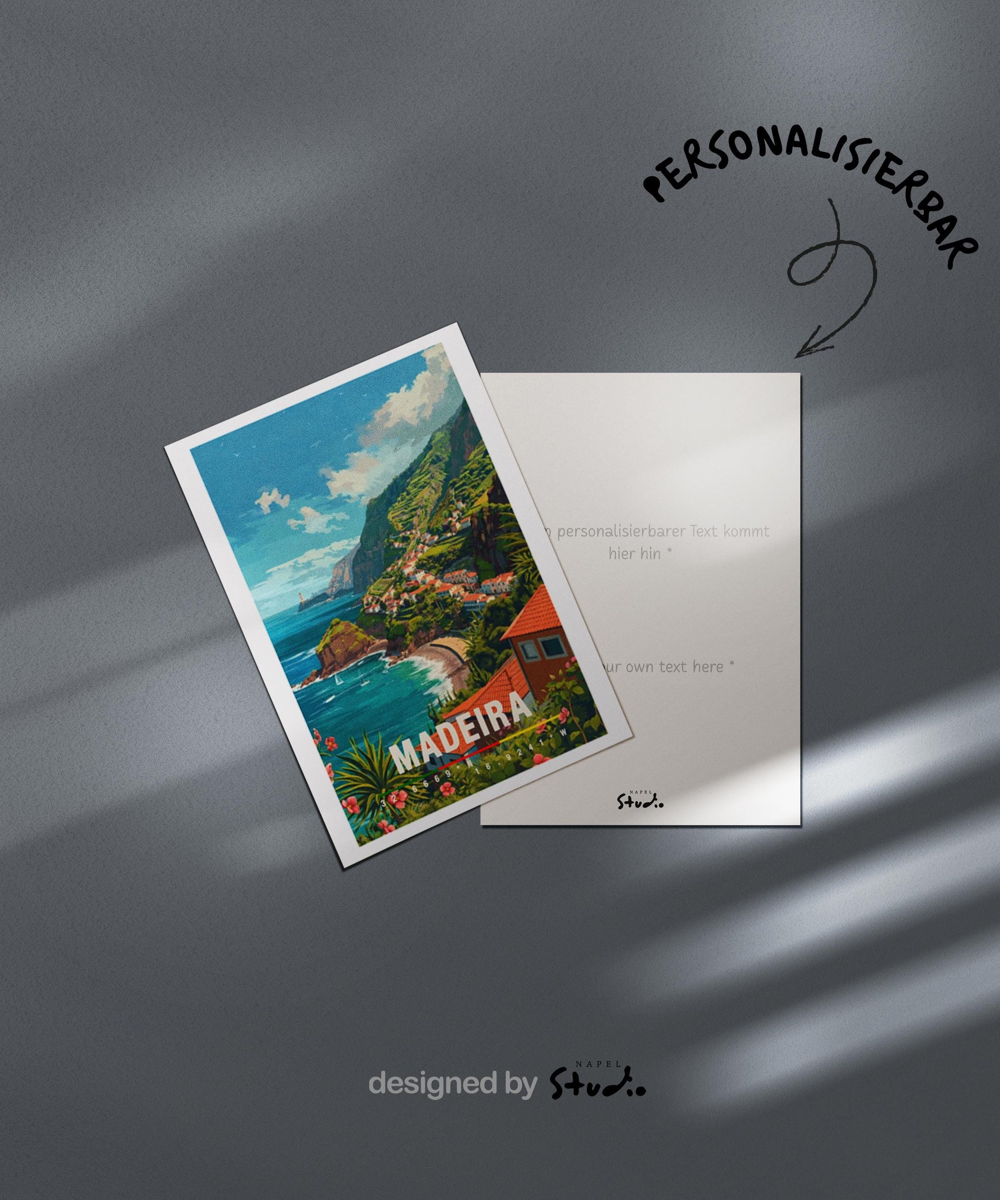 Detailreiche Illustration der Insel Madeira mit steiler grüner Küste, terrassierten Häusern und Blick auf den Atlantik. Die Farben sind lebendig und zeigen die natürliche Schönheit der portugiesischen Insel. Perfekt als Grußkarte für Naturfreunde, Reisen oder Urlaubserinnerungen.