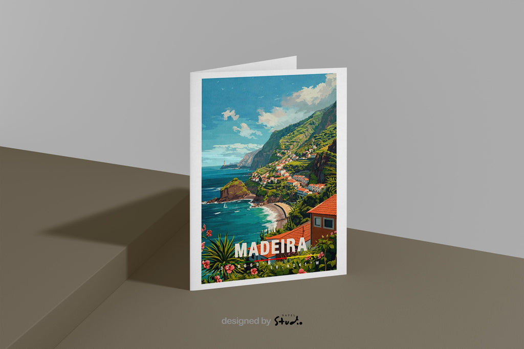Detailreiche Illustration der Insel Madeira mit steiler grüner Küste, terrassierten Häusern und Blick auf den Atlantik. Die Farben sind lebendig und zeigen die natürliche Schönheit der portugiesischen Insel. Perfekt als Grußkarte für Naturfreunde, Reisen oder Urlaubserinnerungen.