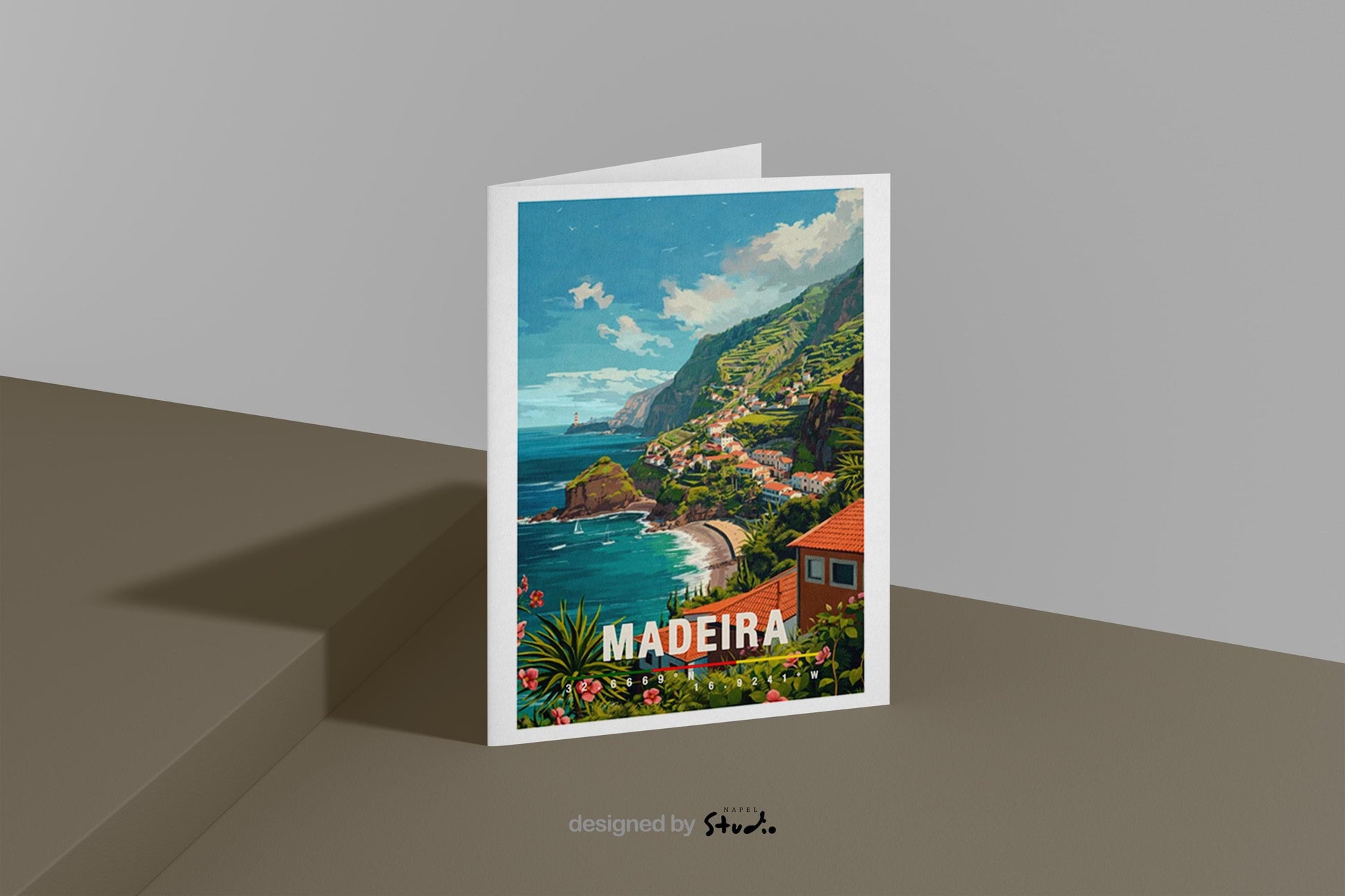 Detailreiche Illustration der Insel Madeira mit steiler grüner Küste, terrassierten Häusern und Blick auf den Atlantik. Die Farben sind lebendig und zeigen die natürliche Schönheit der portugiesischen Insel. Perfekt als Grußkarte für Naturfreunde, Reisen oder Urlaubserinnerungen.