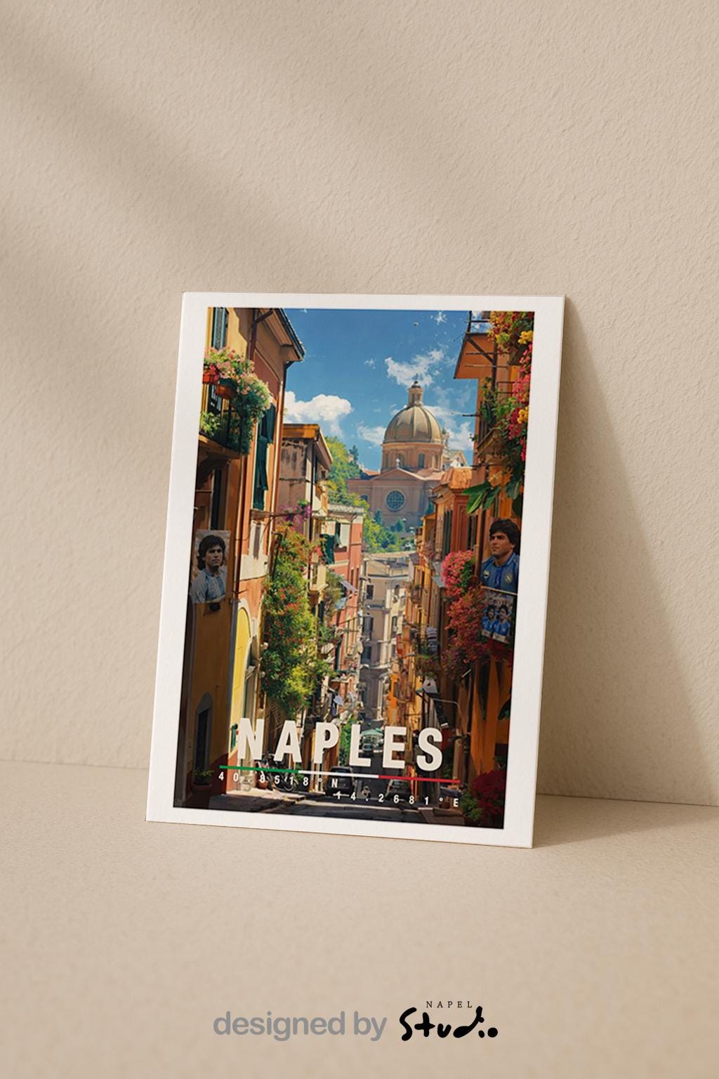 Detailreiche Illustration einer Straße in Neapel mit historischen Häusern, Pflanzen und Blick auf eine Kuppel im Hintergrund. Die Szene vermittelt süditalienisches Lebensgefühl, Wärme und urbanen Charme.