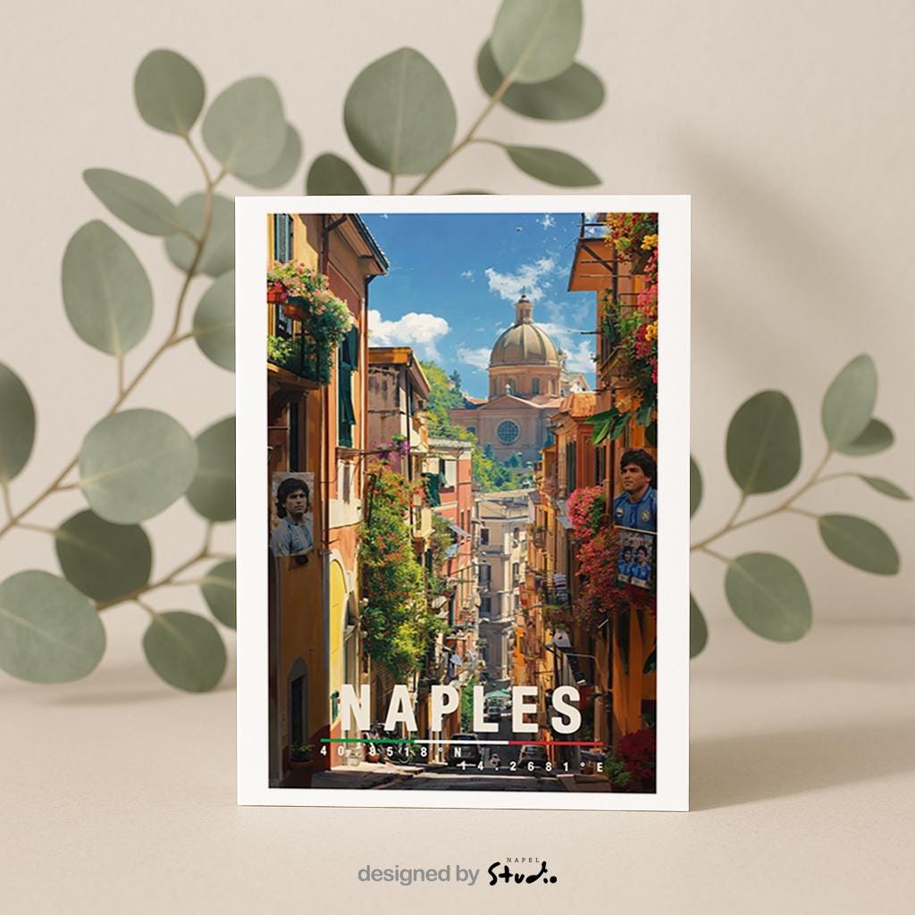 Detailreiche Illustration einer Straße in Neapel mit historischen Häusern, Pflanzen und Blick auf eine Kuppel im Hintergrund. Die Szene vermittelt süditalienisches Lebensgefühl, Wärme und urbanen Charme.