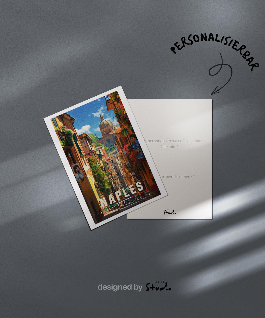 Detailreiche Illustration einer Straße in Neapel mit historischen Häusern, Pflanzen und Blick auf eine Kuppel im Hintergrund. Die Szene vermittelt süditalienisches Lebensgefühl, Wärme und urbanen Charme.