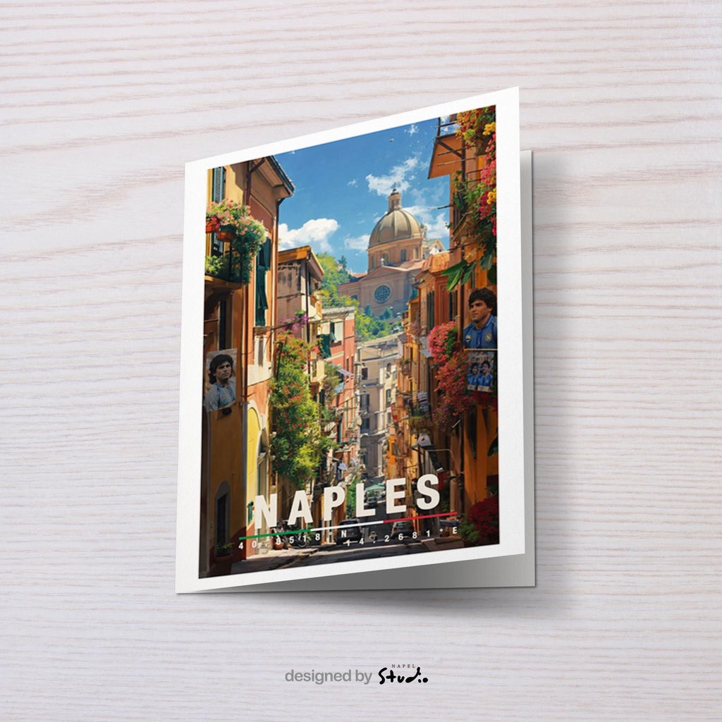 Detailreiche Illustration einer Straße in Neapel mit historischen Häusern, Pflanzen und Blick auf eine Kuppel im Hintergrund. Die Szene vermittelt süditalienisches Lebensgefühl, Wärme und urbanen Charme.