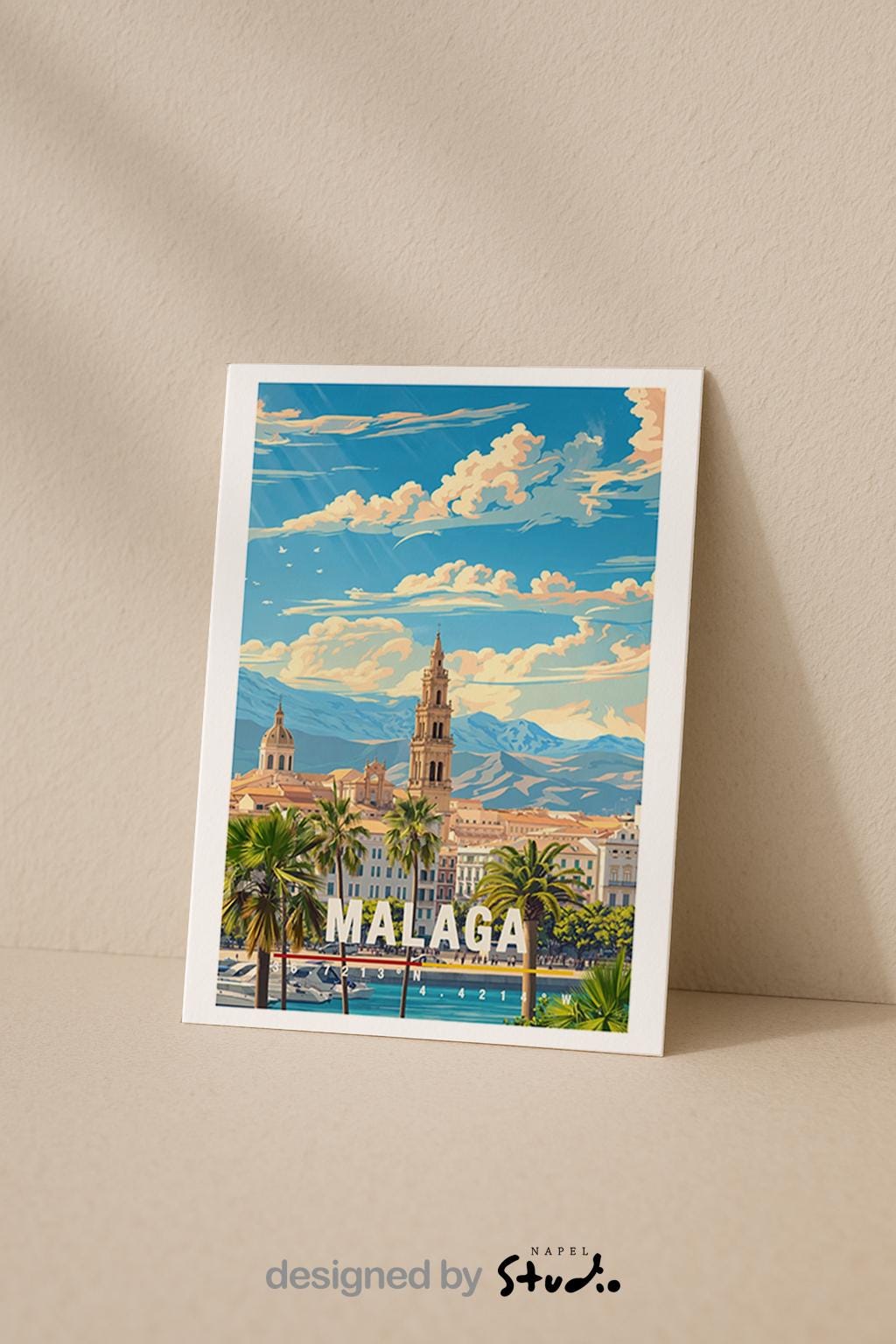 Illustration von Málaga mit Blick auf den Hafen, Palmen und die historische Altstadt vor bergiger Kulisse. Die Szene wirkt sonnig, entspannt und mediterran und fängt das typische Andalusien-Flair ein. Ideal als Grußkarte für Spanien-Reisen und Städteurlaub.