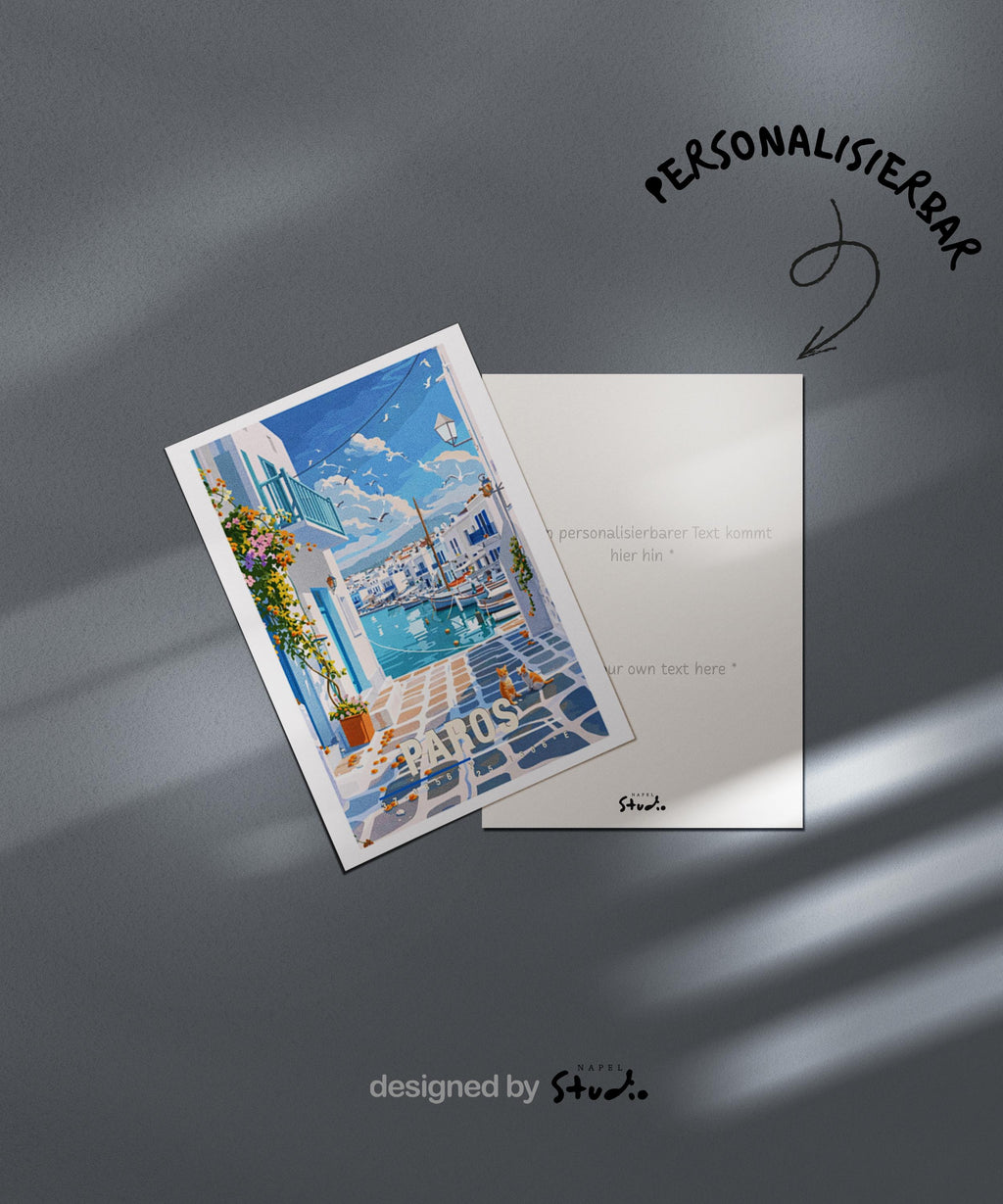 Illustration einer typischen Gasse auf Paros mit weißen Häusern, blauen Akzenten und Blick auf den Hafen mit Booten. Die Szene ist hell, ruhig und sommerlich und vermittelt klassisches Griechenland-Inselflair.