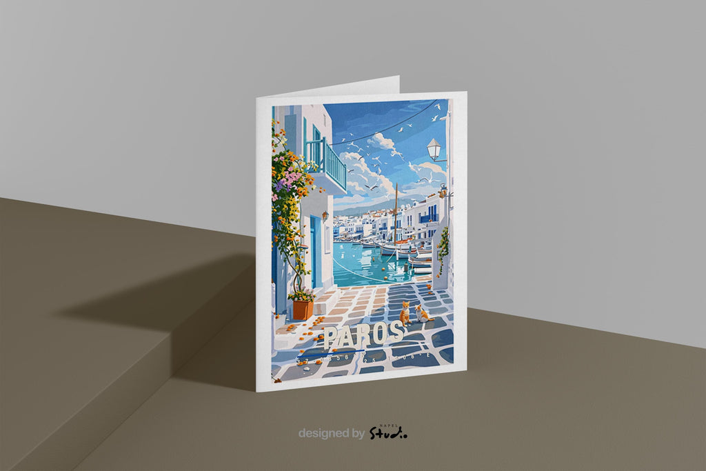 Illustration einer typischen Gasse auf Paros mit weißen Häusern, blauen Akzenten und Blick auf den Hafen mit Booten. Die Szene ist hell, ruhig und sommerlich und vermittelt klassisches Griechenland-Inselflair.