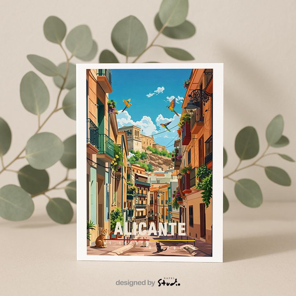 Illustration einer charmanten Altstadtgasse in Alicante mit bunten Fassaden, Balkonen und mediterranem Licht. Die Szene wirkt warm, lebendig und einladend und zeigt das typische Flair der spanischen Küstenstadt.