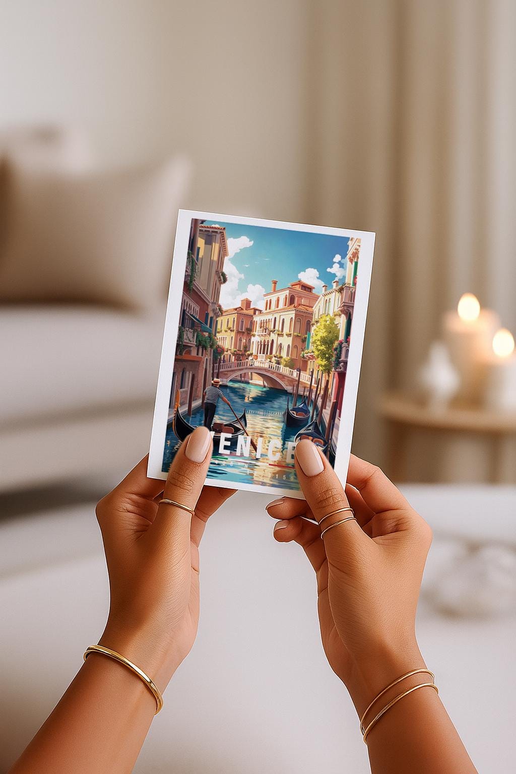 Illustration von Venedig mit Gondeln auf einem ruhigen Kanal, historischer Architektur und Brücke. Die Szene wirkt romantisch, warm und klassisch italienisch.